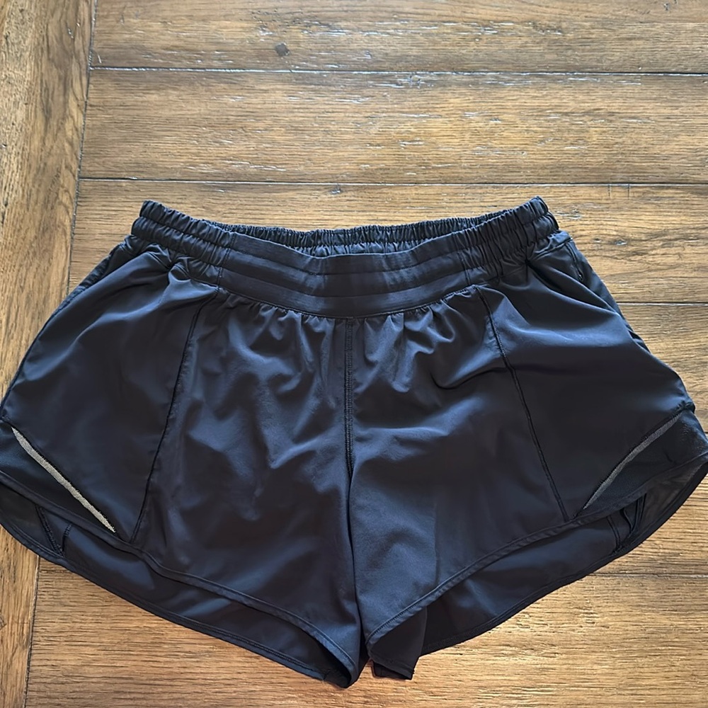 Lululemon low rise hotty hot 4” shorts
